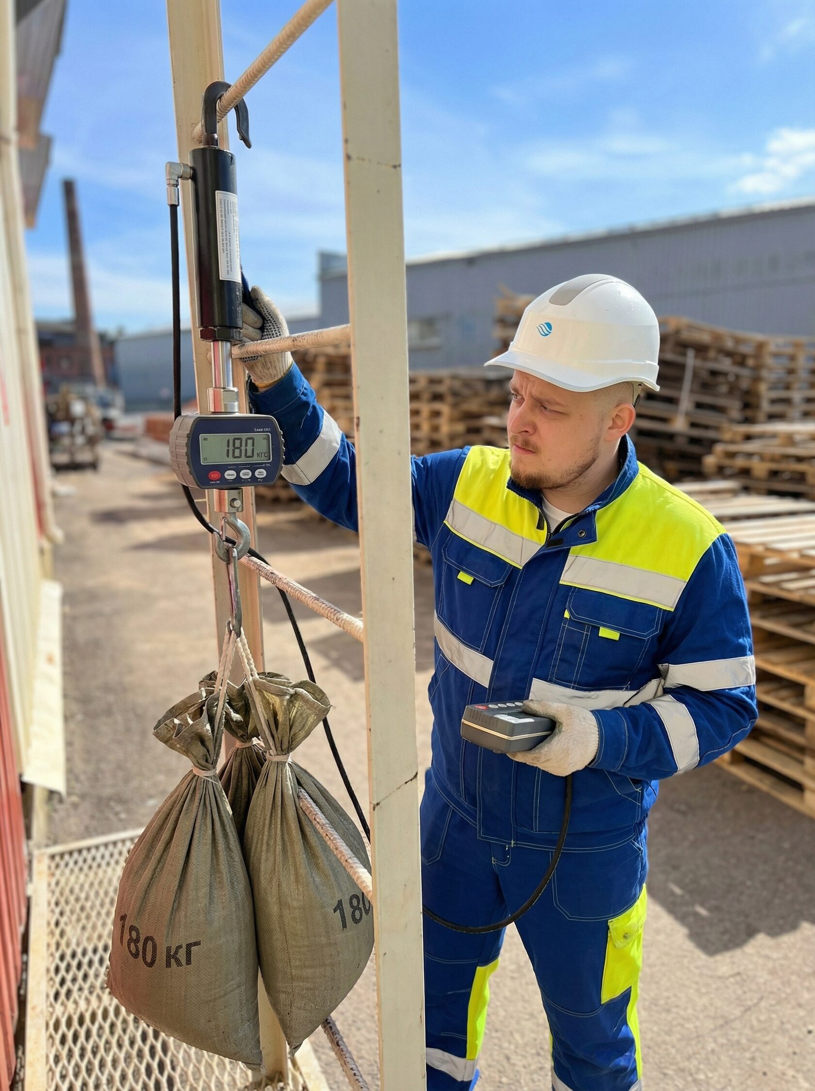 Инженер Status Capital проводит испытания