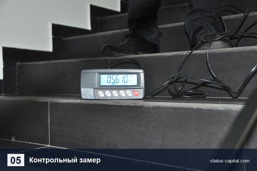 Контрольный замер усилия на ограждении лестничного марша